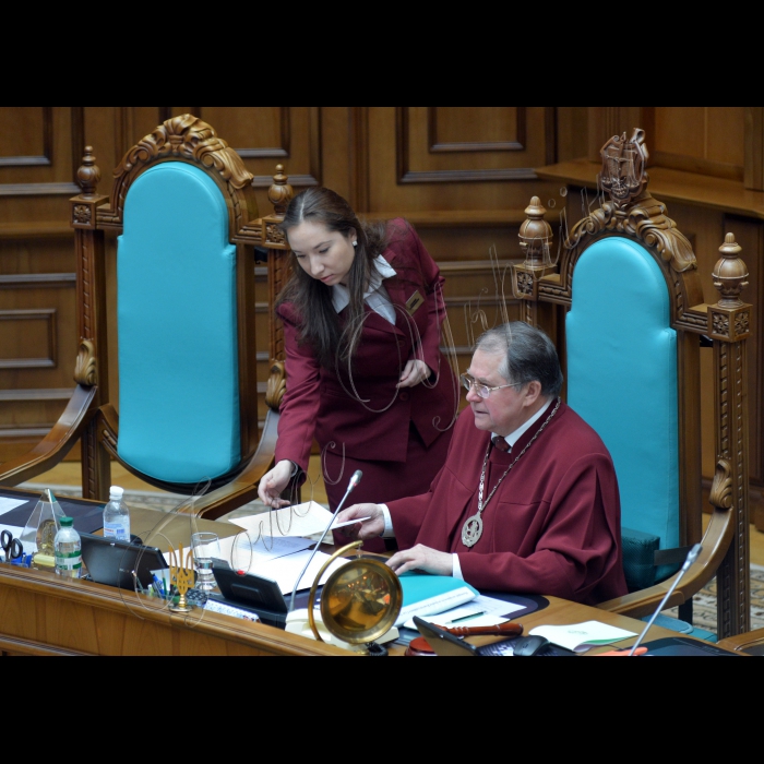 Конституційний Суд України у формі усного слухання почав розгляд справи за двома конституційними поданнями Верховного Суду України та конституційним поданням 47 народних депутатів України щодо відповідності Конституції України (конституційності) окремих положень Закону України