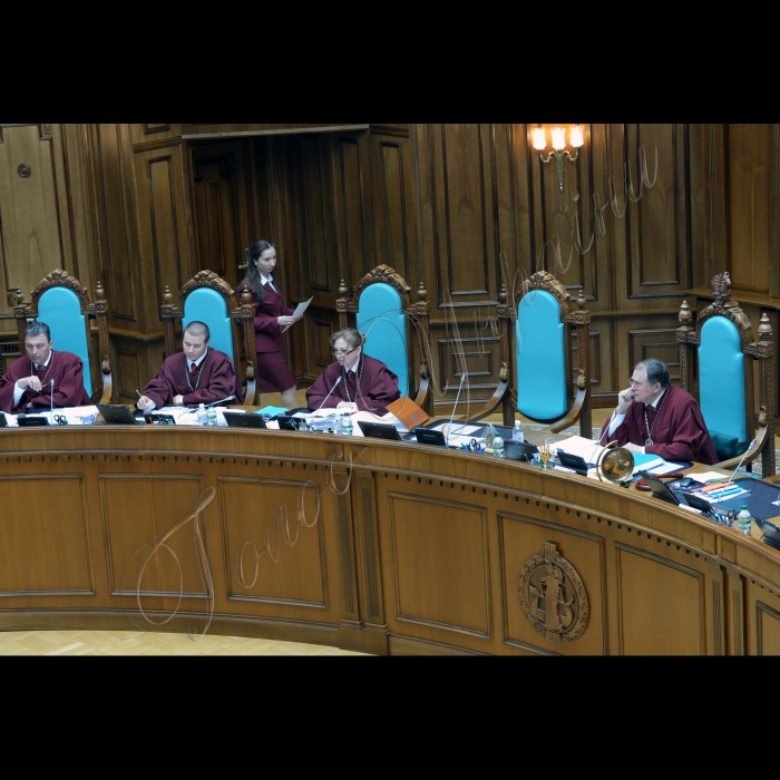 Конституційний Суд України у формі усного слухання почав розгляд справи за двома конституційними поданнями Верховного Суду України та конституційним поданням 47 народних депутатів України щодо відповідності Конституції України (конституційності) окремих положень Закону України