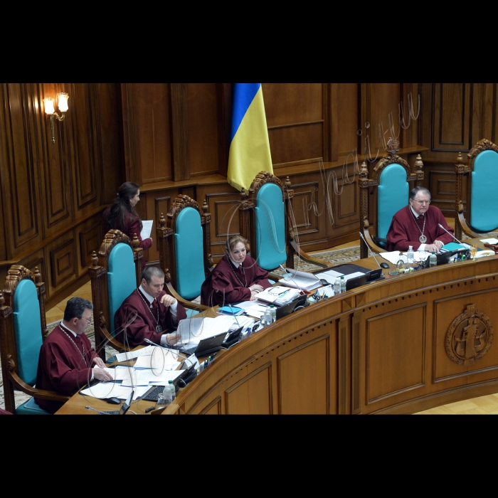 Конституційний Суд України у формі усного слухання почав розгляд справи за двома конституційними поданнями Верховного Суду України та конституційним поданням 47 народних депутатів України щодо відповідності Конституції України (конституційності) окремих положень Закону України