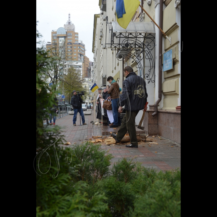 Біля Державного агентства лісових ресурсів України пройшов сатиричний екологічний пікет «Нарубаємо лісникам дров!». Учасники акції принесли до входу в Держлісагентство колоди і нарубали з них дрова для лісників. Також встановили 10 хрестів з убитих в заповідниках дерев. Мета пікету – домогтися від керівництва Держлісагентства припинення рубок лісу в заповідниках і заповідних зонах, як це вже зробило Мінприроди України. Організатори акції – ГО «Київський еколого-культурний центр», громадянська кампанія «Форум порятунку Києва», Дружина охорони природи «Зубр».