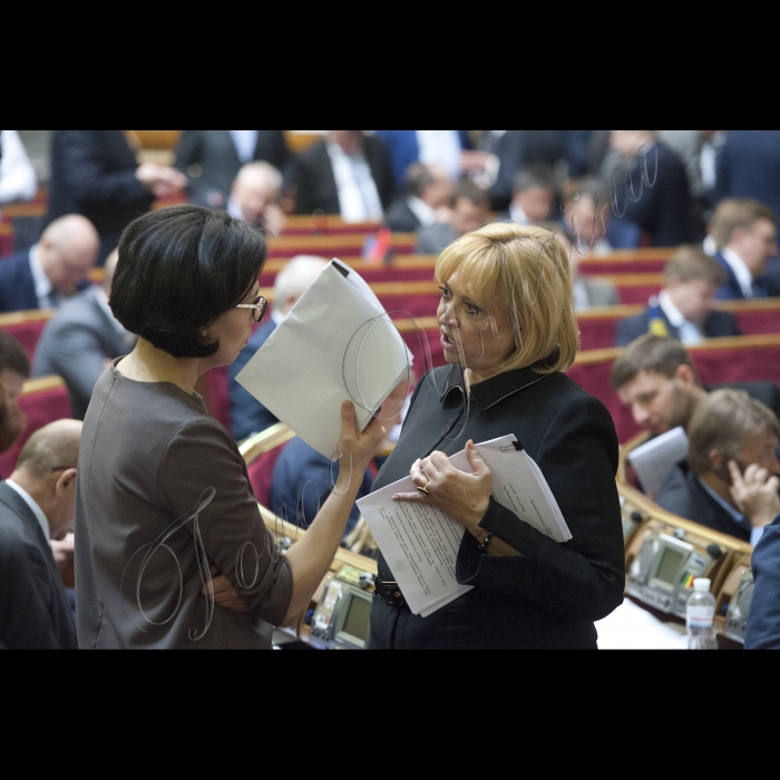 Пелнарне засідання ВР.
Олександра Кужель і Оксана Сироїд.