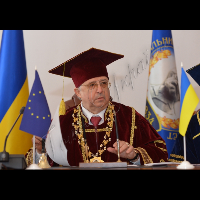 Київ. У рамках святкування 180-ої річниці з часу заснування Національного педагогічного університету імені М.П.Драгоманова у залі вченої ради відбулось урочисте вручення мантій почесних професорів університету.
Ректор університету імені М.П.Драгоманова Віктор Андрущенко.