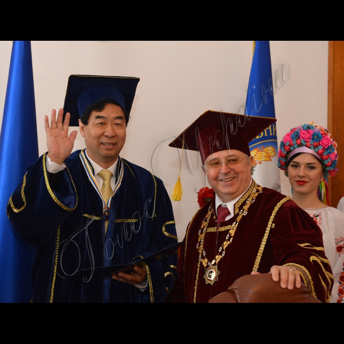 Київ. У рамках святкування 180-ої річниці з часу заснування Національного педагогічного університету імені М.П.Драгоманова у залі вченої ради відбулось урочисте вручення мантій почесних професорів університету.
Ректор університету імені М.П.Драгоманова Віктор Андрущенко вручає диплом та мантію почесного професора університету ректору Цаньчжоуського професійно-технічного інституту Хо Сянюй (КНР).