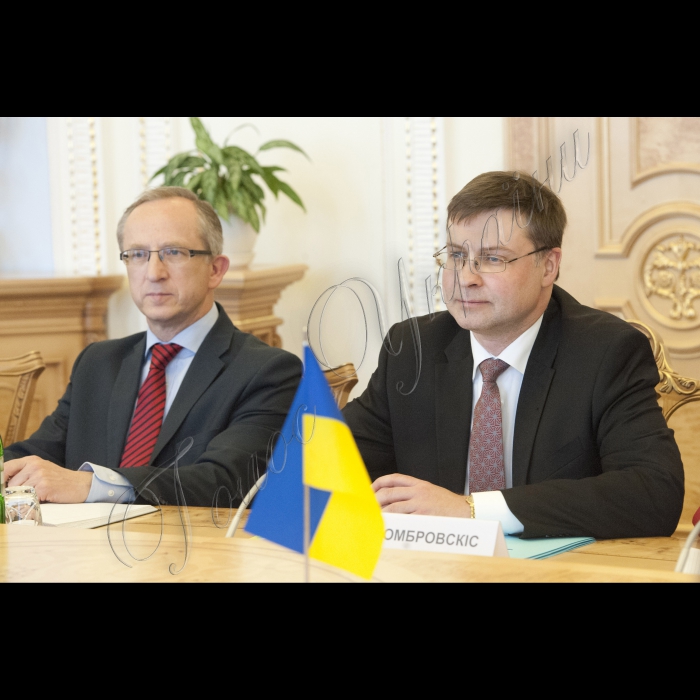 Зустріч Голови ВР України Володимира Гройсмана з Віце-президентом Європейської комісії з питань євро та соціального діалогу Валдісом Домбровскісом.
Голова Представництва Європейського Союзу в Україні Ян Томбінські (ліворуч) і Віце-президент Європейської комісії з питань євро та соціального діалогу Валдіс Домбровскіс.