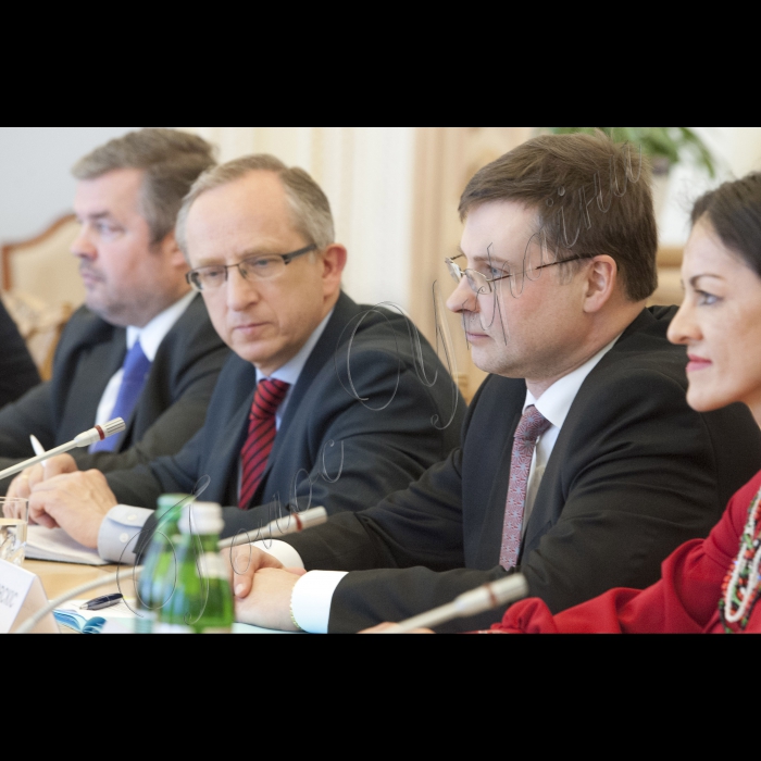 Зустріч Голови ВР України Володимира Гройсмана з Віце-президентом Європейської комісії з питань євро та соціального діалогу Валдісом Домбровскісом.
Голова Представництва Європейського Союзу в Україні Ян Томбінські (ліворуч) і Віце-президент Європейської комісії з питань євро та соціального діалогу Валдіс Домбровскіс.