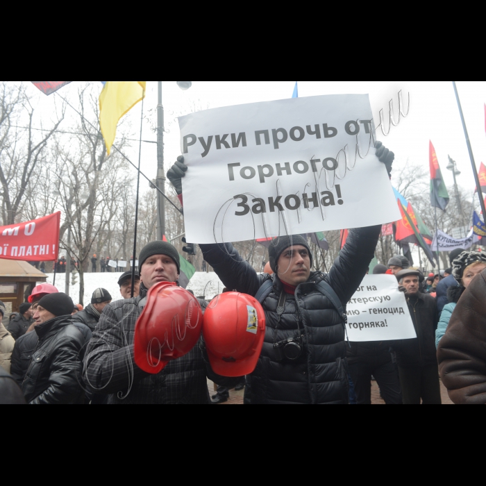 Біля будинку Кабінету Міністрів України відбулася акція протесту трудових колективів вугледобувних підприємств з вимогою внести зміни до Закону України «Про Державний бюджет України на 2015 рік», передбачивши в ньому видатки на стабільну роботу і розвиток вугільної галузі, охорону праці і заробітну плату шахтарів.