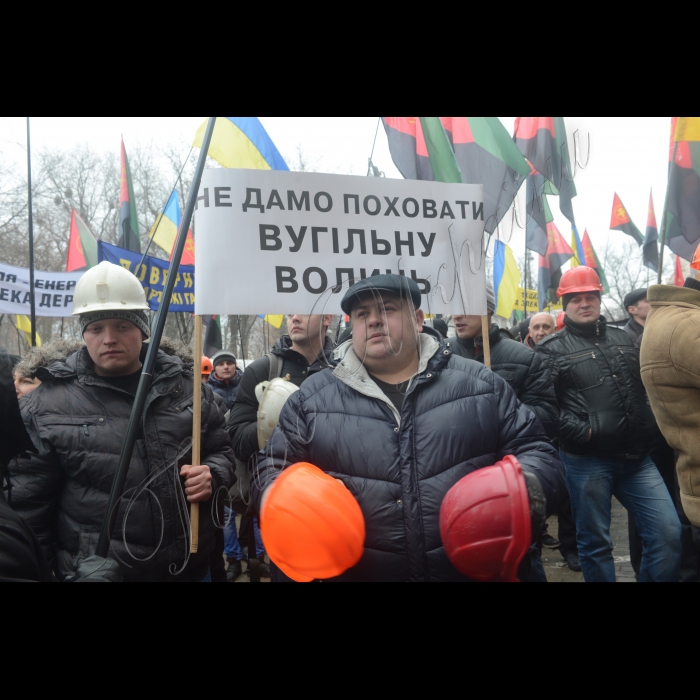 Біля будинку Кабінету Міністрів України відбулася акція протесту трудових колективів вугледобувних підприємств з вимогою внести зміни до Закону України «Про Державний бюджет України на 2015 рік», передбачивши в ньому видатки на стабільну роботу і розвиток вугільної галузі, охорону праці і заробітну плату шахтарів.