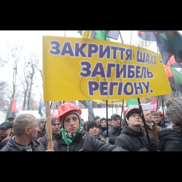 Біля будинку Кабінету Міністрів України відбулася акція протесту трудових колективів вугледобувних підприємств з вимогою внести зміни до Закону України «Про Державний бюджет України на 2015 рік», передбачивши в ньому видатки на стабільну роботу і розвиток вугільної галузі, охорону праці і заробітну плату шахтарів.