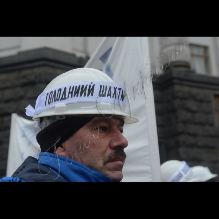 Біля будинку Кабінету Міністрів України відбулася акція протесту трудових колективів вугледобувних підприємств з вимогою внести зміни до Закону України «Про Державний бюджет України на 2015 рік», передбачивши в ньому видатки на стабільну роботу і розвиток вугільної галузі, охорону праці і заробітну плату шахтарів.