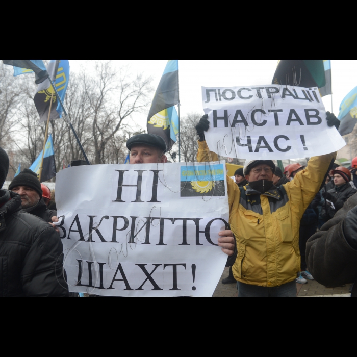 Біля будинку Кабінету Міністрів України відбулася акція протесту трудових колективів вугледобувних підприємств з вимогою внести зміни до Закону України «Про Державний бюджет України на 2015 рік», передбачивши в ньому видатки на стабільну роботу і розвиток вугільної галузі, охорону праці і заробітну плату шахтарів.