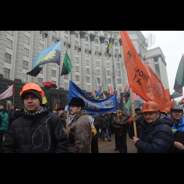Біля будинку Кабінету Міністрів України відбулася акція протесту трудових колективів вугледобувних підприємств з вимогою внести зміни до Закону України «Про Державний бюджет України на 2015 рік», передбачивши в ньому видатки на стабільну роботу і розвиток вугільної галузі, охорону праці і заробітну плату шахтарів.