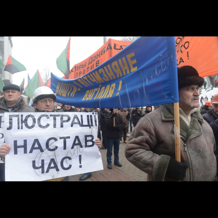 Біля будинку Кабінету Міністрів України відбулася акція протесту трудових колективів вугледобувних підприємств з вимогою внести зміни до Закону України «Про Державний бюджет України на 2015 рік», передбачивши в ньому видатки на стабільну роботу і розвиток вугільної галузі, охорону праці і заробітну плату шахтарів.