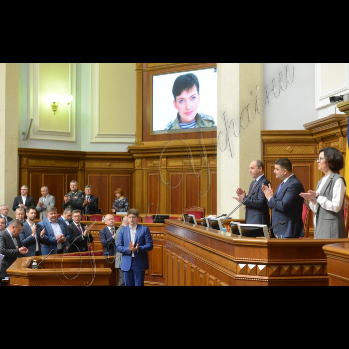 12 травня 2015 року.  Пленарне засідання ВР.
Привітання Надії Савченко с днем народження