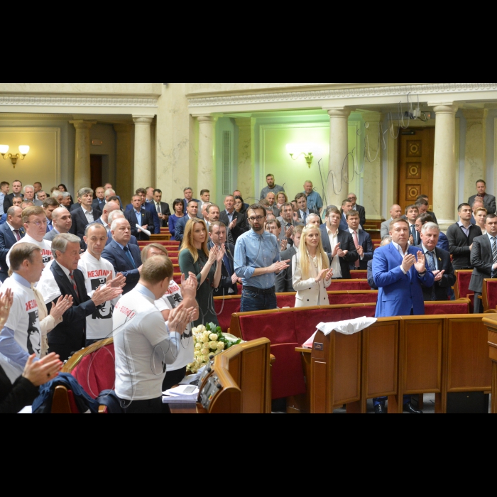 12 травня 2015 року. Пленарне засідання ВР. 
Привітання Надії Савченко с днем народження