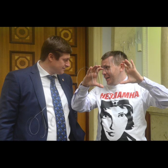 12 травня 2015 року.  Пленарне засідання ВР
Олег Осуховський (позафракційний) Іван Крулько Б