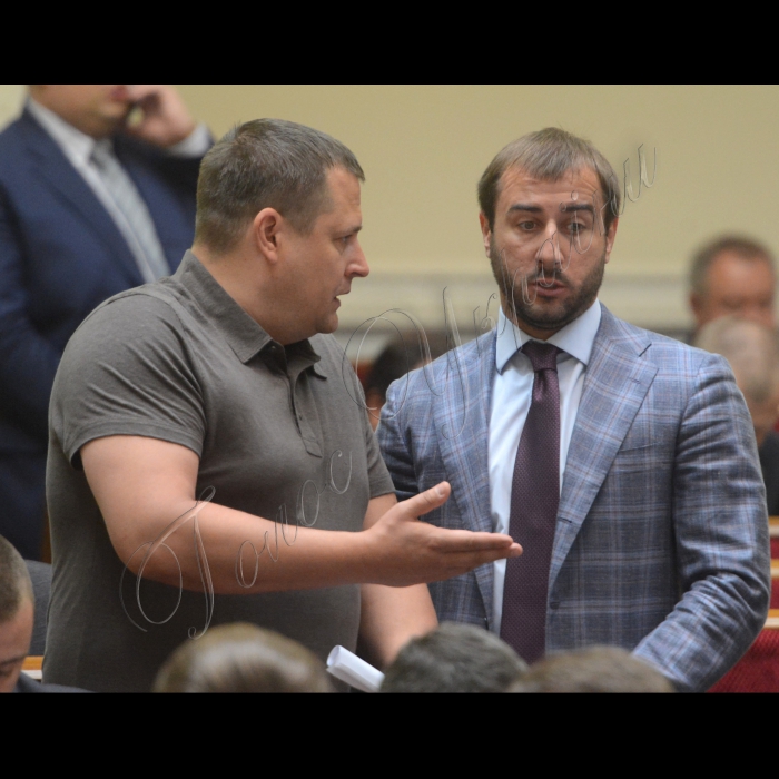 12 травня 2015 року.  Пленарне засідання ВР
Борис Філатов (позафракційний) Сергій Рибалко РП 

