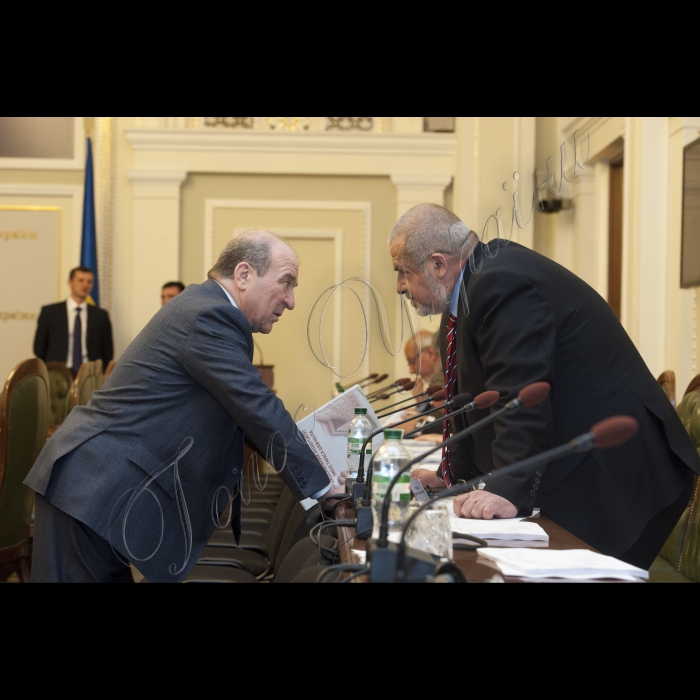 Голова ВР України Володимир Гройсман провів засідання робочої групи з питань децентралізації влади.
Ректор Національного університету ім. Т.Шевченка Леонід Губерський, голова Меджлісу кримськотатарського народу Рефат Чубаров.