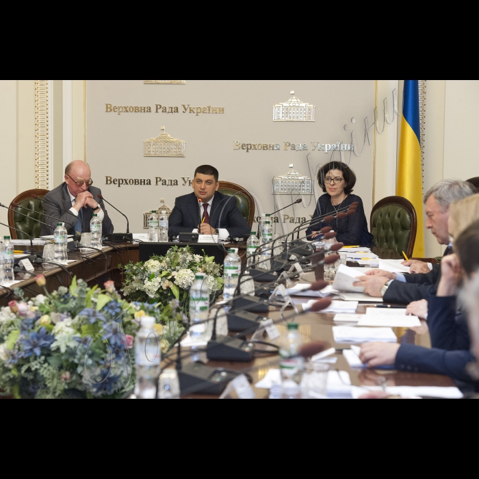 Голова ВР України Володимир Гройсман провів засідання робочої групи з питань децентралізації влади.
Заступник керівника Апарату Верховної Ради України – керівник головного юридичного управління Михайло Теплюк, Голова ВР України Володимр Гройсман, заступник Голови ВР України Оксана Сироїд