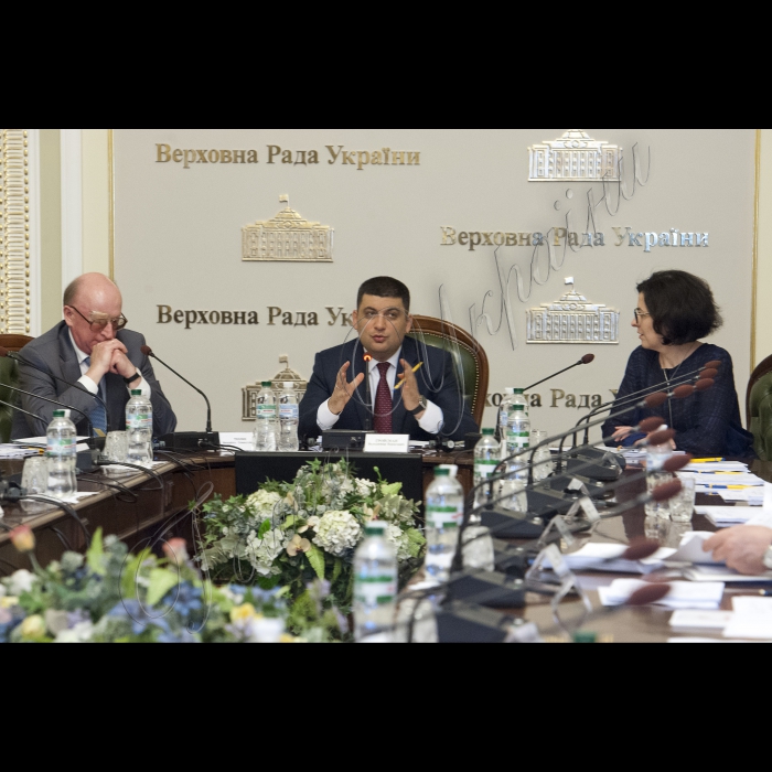 Голова ВР України Володимир Гройсман провів засідання робочої групи з питань децентралізації влади.
Заступник керівника Апарату Верховної Ради України – керівник головного юридичного управління Михайло Теплюк, Голова ВР України Володимр Гройсман, заступник Голови ВР України Оксана Сироїд
