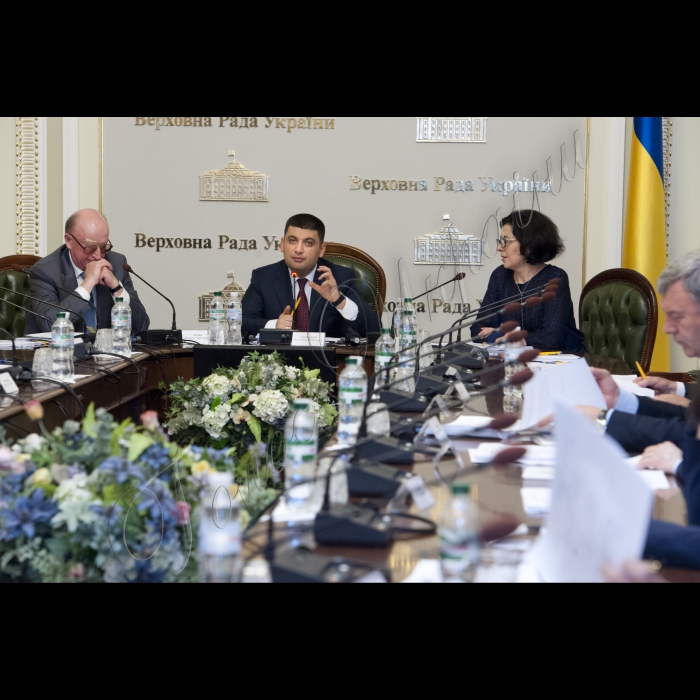 Голова ВР України Володимир Гройсман провів засідання робочої групи з питань децентралізації влади.
Голова ВР України Володимир Гройсман провів засідання робочої групи з питань децентралізації влади. Заступник керівника Апарату Верховної Ради України – керівник головного юридичного управління Михайло Теплюк, Голова ВР України Володимр Гройсман, заступник Голови ВР України Оксана Сироїд