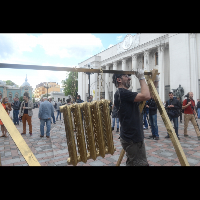 14 травня 2015р.
Біля ВРУ Театр вуличної сатири провів театральне дійство «Адське ЖКГ», присвячене формуванню непрозорих тарифів у житлово-комунальній сфері