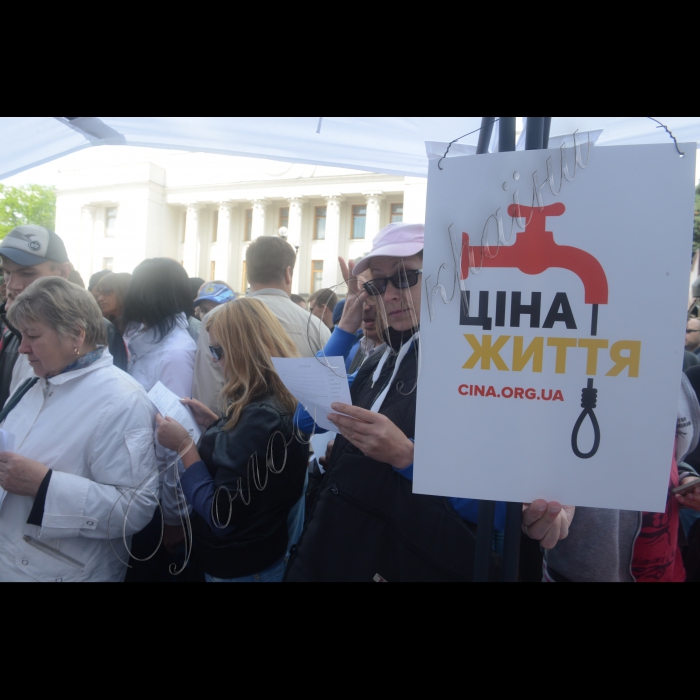 14 травня 2015р.
Біля ВРУ Театр вуличної сатири провів театральне дійство «Адське ЖКГ», присвячене формуванню непрозорих тарифів у житлово-комунальній сфері