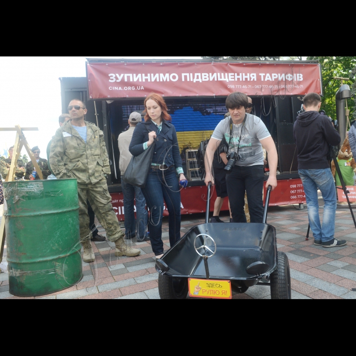 14 травня 2015р.
Біля ВРУ Театр вуличної сатири провів театральне дійство «Адське ЖКГ», присвячене формуванню непрозорих тарифів у житлово-комунальній сфері