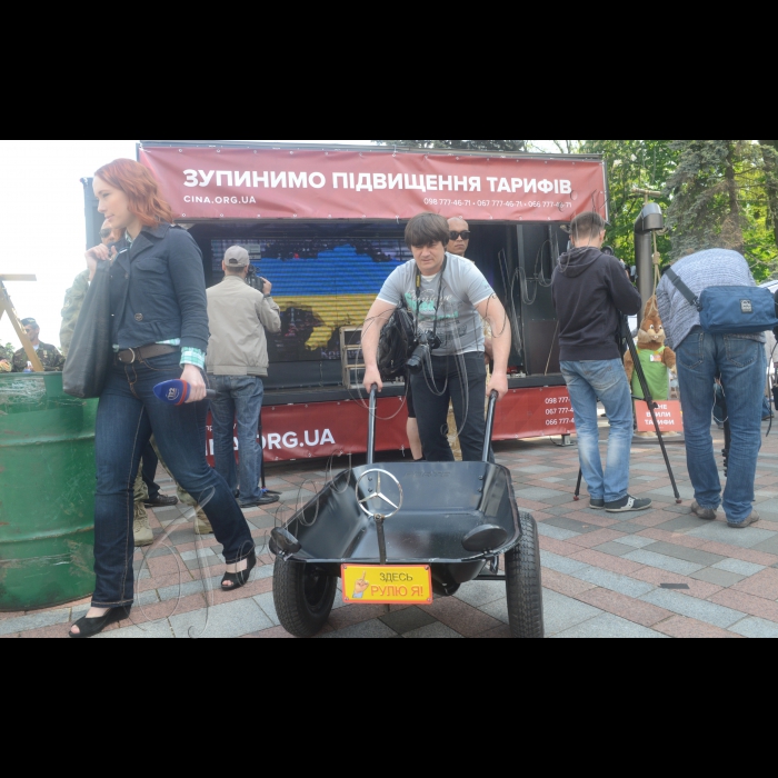 14 травня 2015р.
Біля ВРУ Театр вуличної сатири провів театральне дійство «Адське ЖКГ», присвячене формуванню непрозорих тарифів у житлово-комунальній сфері