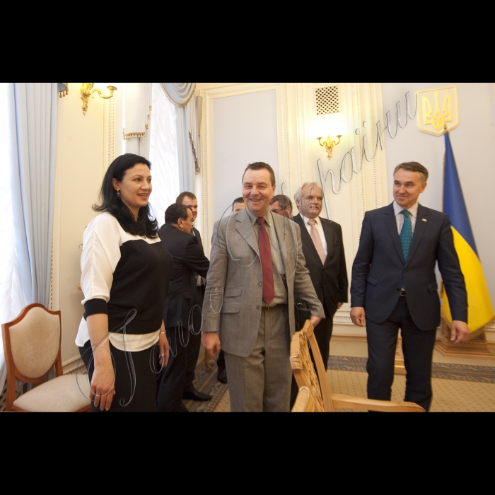 14 травня 2015
Зустріч Голови ВР України Володимира Гройсмана з делегацією неформальної групи «Друзі Європейської України» в Європейському парламенті.
н.д. Іванна Климпуш-Цинцадзе, Марк Демесмаекер  (депутат Європейського парламенту, член групи «Європейські консерватори та реформісти», член нового Фламандського союзу, Бельгія); Петрас Ауштрявічіус (депутат Європейського парламенту, співголова неформальної групи «Друзі Європейської України», заступник Голови політичної групи «Альянс лібералів та демократів Європи», Литва)