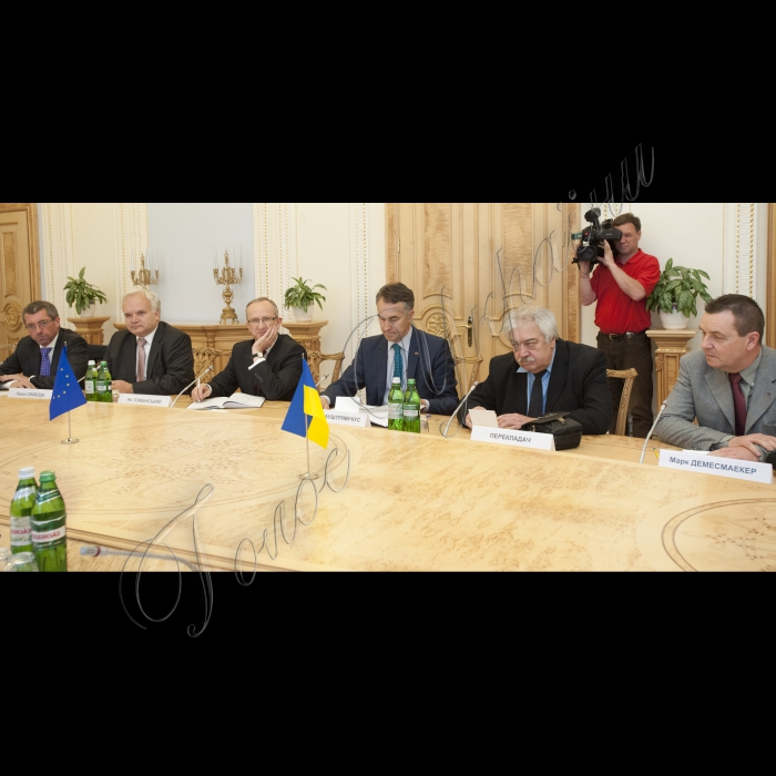 14 травня 2015
Зустріч Голови ВР України Володимира Гройсмана з делегацією неформальної групи «Друзі Європейської України» в Європейському парламенті.

Франк Енгел (депутат Європейського парламенту, член групи Європейська народна партія, член соціал-християнської народної партії, Люксембубрг); Павел Свобода (депутат Європейського парламенту, член Християнсько-демократичного союзу – Чехословацької народної партії, Чехія); Ян Томбінський (голова представництва ЄС в Україні); Петрас Ауштрявічіус (депутат Європейського парламенту, співголова неформальної групи «Друзі Європейської України», заступник Голови політичної групи «Альянс лібералів та демократів Європи», Литва); перекладач; Марк Демесмаекер  (депутат Європейського парламенту, член групи «Європейські консерватори та реформісти», член нового Фламандського союзу, Бельгія)