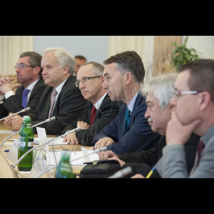 14 травня 2015
Зустріч Голови ВР України Володимира Гройсмана з делегацією неформальної групи «Друзі Європейської України» в Європейському парламенті.
Франк Енгел (депутат Європейського парламенту, член групи Європейська народна партія, член соціал-християнської народної партії, Люксембубрг); Павел Свобода (депутат Європейського парламенту, член Християнсько-демократичного союзу – Чехословацької народної партії, Чехія); Ян Томбінський (голова представництва ЄС в Україні); Петрас Ауштрявічіус (депутат Європейського парламенту, співголова неформальної групи «Друзі Європейської України», заступник Голови політичної групи «Альянс лібералів та демократів Європи», Литва); перекладач; 
