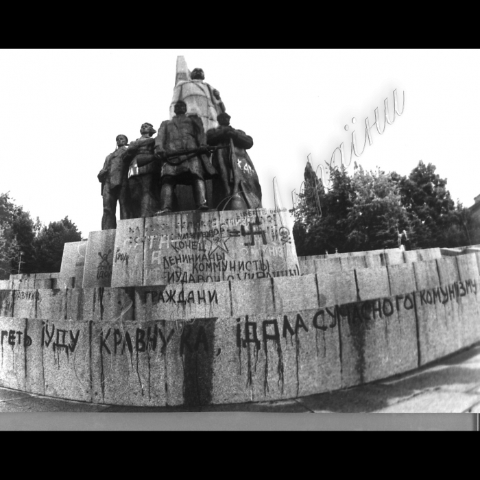 12.09.1991  Київ, площа Жовтневої Революції. Перед демонтажем пам'ятника Леніну.