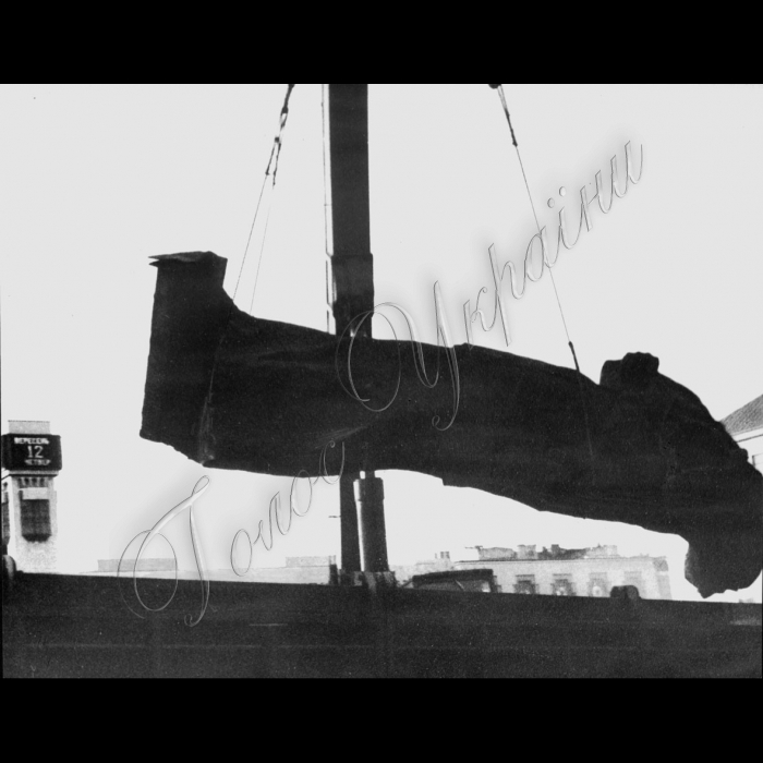 12.09.1991 Київ, площа Жовтневої Революції. Знімають (демонтують) пам'ятник Леніну.