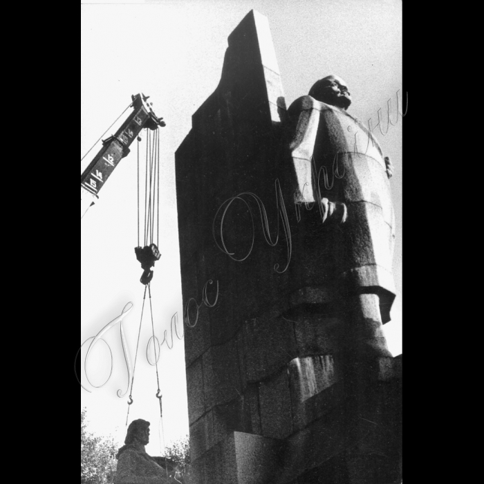 12.09.1991  Київ, площа Жовтневої Революції. Знімають (демонтують) пам'ятник Леніну.