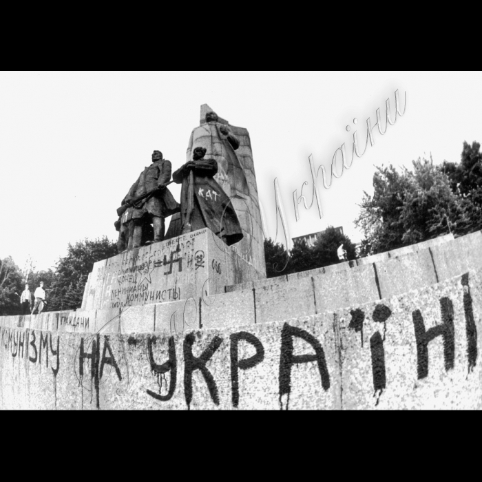 12.09.1991  Київ, площа Жовтневої Революції. Перед демонтажем пам'ятника Леніну.