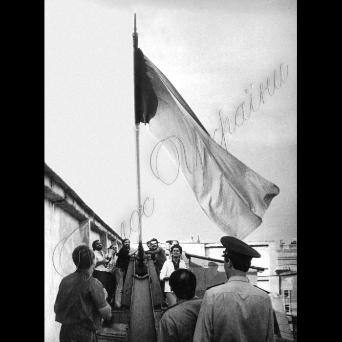 25.08.1991 З даху будинку ЦК КПУ знімають червоний прапор