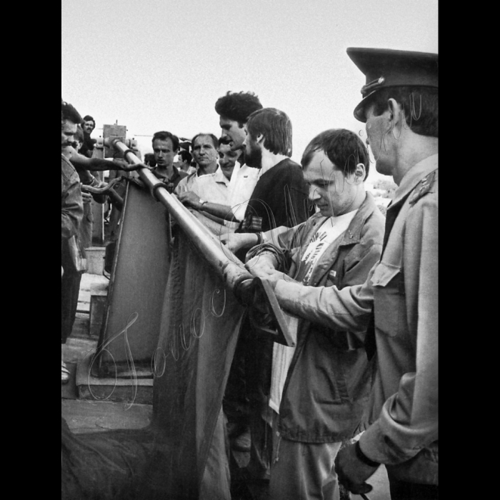 25.08.1991 З даху будинку ЦК КПУ знімають червоний прапор