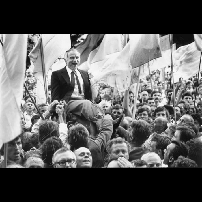 04.09.1991  Після підняття національного прапору над ВР. Дм. Павличко