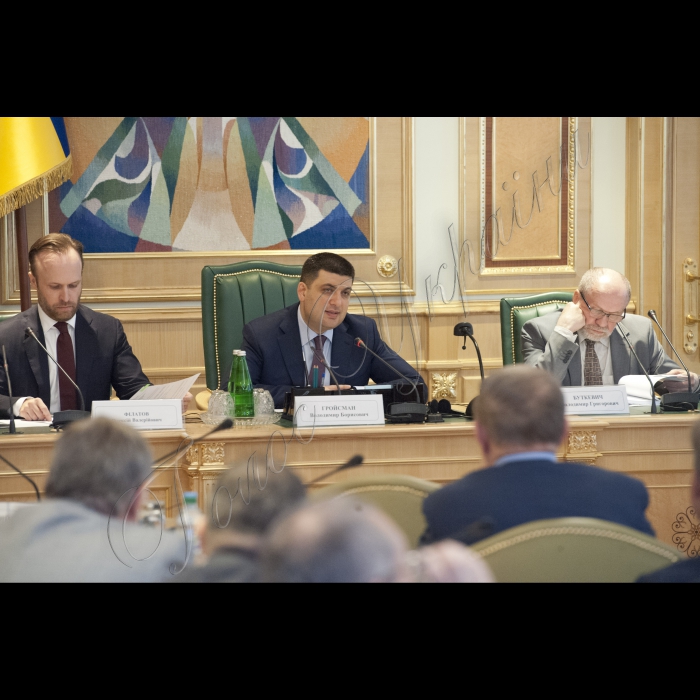 15 травня 2015 Під головуванням Голови ВР України Володимира Гройсмана відбулося чергове засідання Конституційної комісії.

(в президі зліва направо) Олексій Філатов (заступник глави Адміністрації Президента), Голова Конституційної комісії, Голова ВР України Володимир Гройсман, Володимир Буткевич