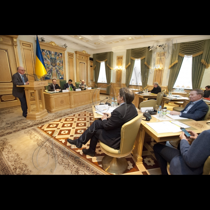 15 травня 2015 Під головуванням Голови ВР України Володимира Гройсмана відбулося чергове засідання Конституційної комісії.

На трибуні заступник керівника Апарату Верховної Ради України – керівник головного юридичного управління Михайло Теплюк; (в президі зліва направо) Олексій Філатов (заступник глави Адміністрації Президента), Голова Конституційної комісії, Голова ВР України Володимир Гройсман, Володимир Буткевич