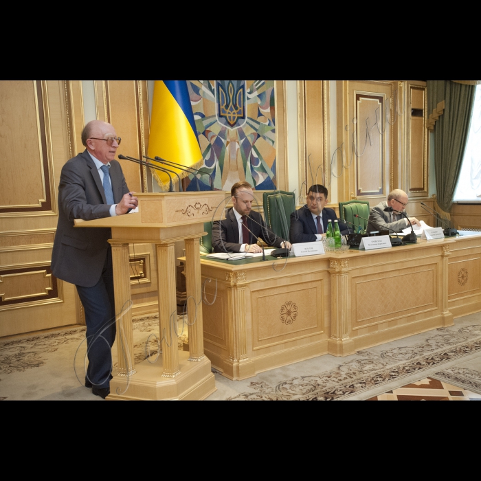 15 травня 2015 Під головуванням Голови ВР України Володимира Гройсмана відбулося чергове засідання Конституційної комісії.

на трибуні заступник керівника Апарату Верховної Ради України – керівник головного юридичного управління Михайло Теплюк; (в президі зліва направо) Олексій Філатов (заступник глави Адміністрації Президента), Голова Конституційної комісії, Голова ВР України Володимир Гройсман, Володимир Буткевич