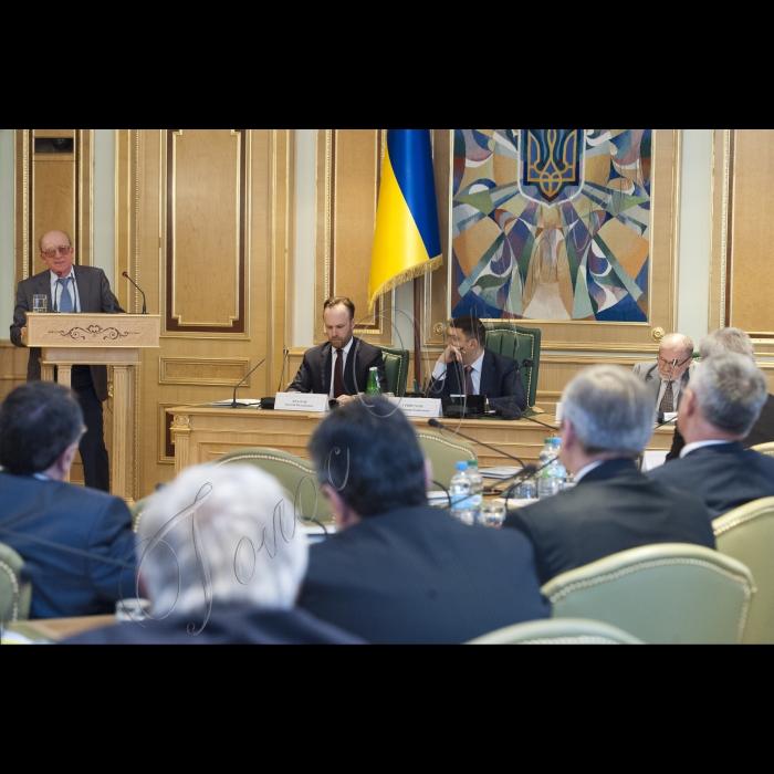 15 травня 2015 Під головуванням Голови ВР України Володимира Гройсмана відбулося чергове засідання Конституційної комісії.

На трибуні заступник керівника Апарату Верховної Ради України – керівник головного юридичного управління Михайло Теплюк; (в президі зліва направо) Олексій Філатов (заступник глави Адміністрації Президента), Голова Конституційної комісії, Голова ВР України Володимир Гройсман, Володимир Буткевич