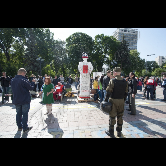 15 травня 2015 Площа перед Верховною Радою України. Кілька учасників «фінансового майдану» оголосили безстрокове голодування з метою залучення уваги до своїх вимог