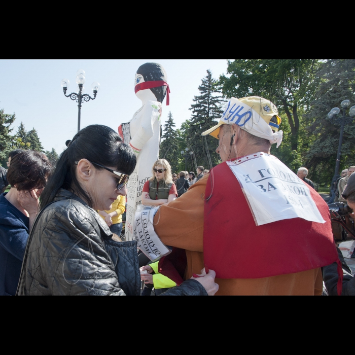 15 травня 2015 Площа перед Верховною Радою України. Кілька учасників «фінансового майдану» оголосили безстрокове голодування з метою залучення уваги до своїх вимог