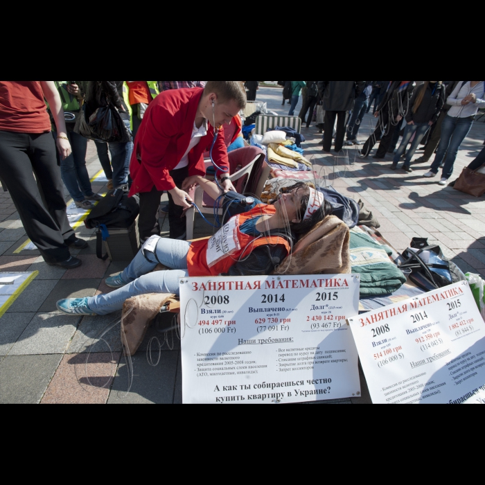 15 травня 2015 Площа перед Верховною Радою України. Кілька учасників «фінансового майдану» оголосили безстрокове голодування з метою залучення уваги до своїх вимог