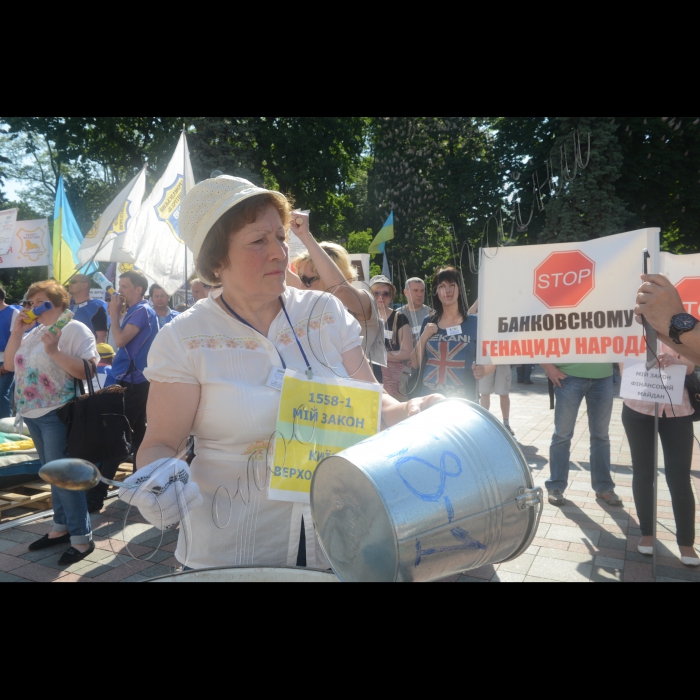 21 травня 2015

Біля ВРУ відбувся мітинг на підтримку Законопроекту 1558-1 «Про реструктуризацію зобов'язань за кредитами в іноземній валюті» . Більше року люди, які мають стосунки з комерційними банками, не з власної провини знаходяться у дуже скрутному стані. Більше року вони вимагають від Держави справедливо вирішити це питання законодавчим шляхом.