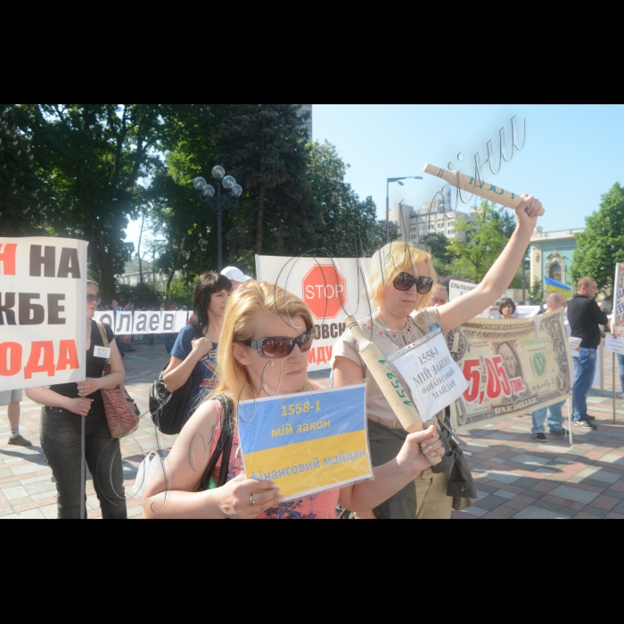 21 травня 2015

Біля ВРУ відбувся мітинг на підтримку Законопроекту 1558-1 «Про реструктуризацію зобов'язань за кредитами в іноземній валюті» . Більше року люди, які мають стосунки з комерційними банками, не з власної провини знаходяться у дуже скрутному стані. Більше року вони вимагають від Держави справедливо вирішити це питання законодавчим шляхом.