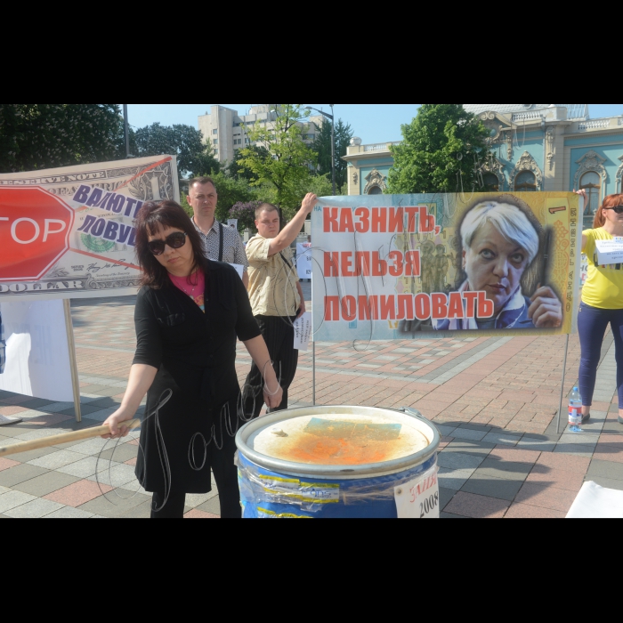 21 травня 2015

Біля ВРУ відбувся мітинг на підтримку Законопроекту 1558-1 «Про реструктуризацію зобов'язань за кредитами в іноземній валюті» . Більше року люди, які мають стосунки з комерційними банками, не з власної провини знаходяться у дуже скрутному стані. Більше року вони вимагають від Держави справедливо вирішити це питання законодавчим шляхом.