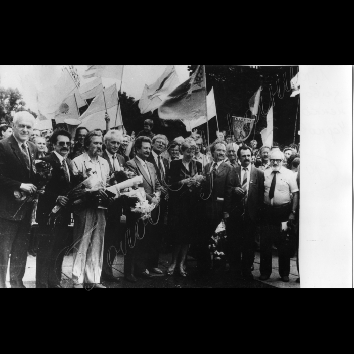Літо 1990 - НРУ на мітингу. Зліва направо: Шевченко А. (2-й), Лук'яненко, Хмара, Горинь М., Калинець І. (7-ма), Чорновіл, Горинь Б., Алтунян.