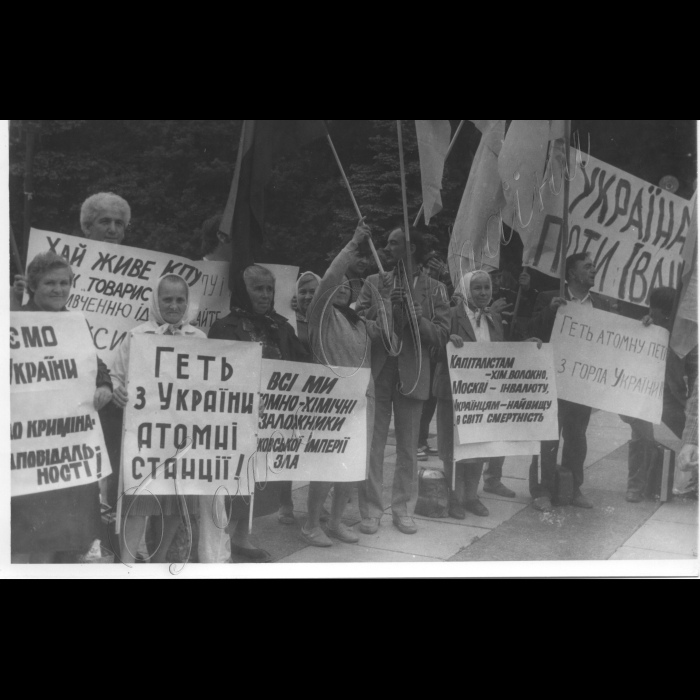Травень 1990. Мітинг біля ВР.
